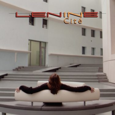 ブラジルを代表するSSWレニーニ、伝説的ライヴ『In Cité』の完全版をデジタルリリース