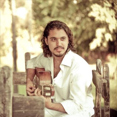 ブラジル7弦ギターの求道者エンリッキ・ネト、デビュー作『Caminhos Abertos』