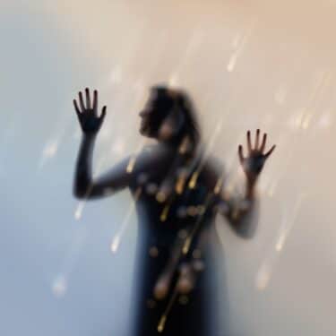 良質な南米ポップスを体現するSSW、アグスティナ・クエリョのデビュー盤『Des-Velo』