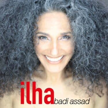 アサド兄弟の妹バジ・アサド、圧巻のパフォーマンスで魅せるアフロ・ブラジリアン傑作『Ilha』