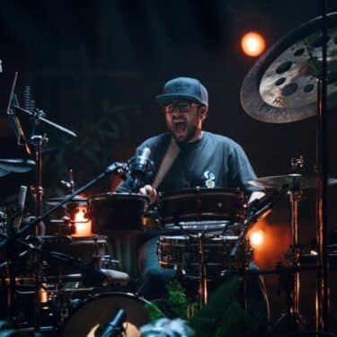 イスラエル最高のドラマー Dan Mayo、完全ソロで魅せる人間のリズムへの欲求を刺激する傑作