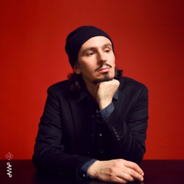 伊ピアニスト/作曲家アレッサンドロ・スゴビオ、社会の喜びと絶望を繊細に描くソロピアノ作