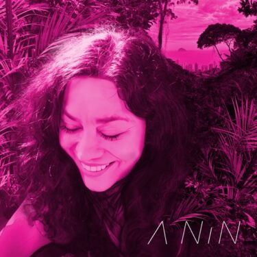 多才な芸術家、A NiN がデビュー作で魅せるブラジル音楽の飾らない真髄
