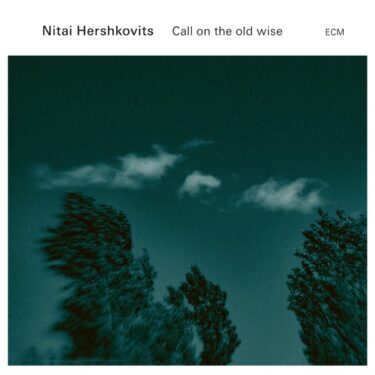 名手ニタイ・ハーシュコヴィッツ、抒情の海へと深く潜る充実のソロピアノ『Call On The Old Wise』、ECMよりリリース