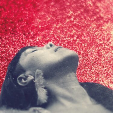 “詩人のシャーマン”アルゼンチン前衛SSWソエマ・モンテネグロ、現代社会とジャングルが交錯する新譜『CIRCULO RADIANTE』