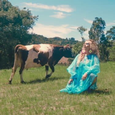 ブラジルの女性SSWクラリッサ・フェレイラ、エコフェミニズムを主題にした初ソロ作『LaVaca』