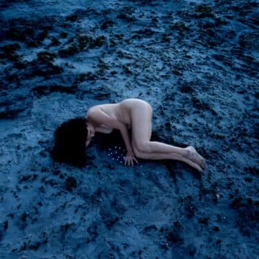 内省的な“祈り”をテーマに、自己の深層を探求するミナスの個性派SSWルイーザ・ブリーナ新作