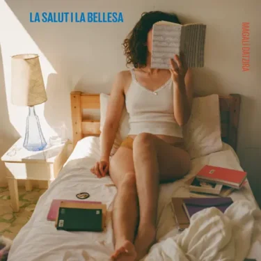 サン・アンドレウ出身マガリ・ダッチラ、瑞々しい才能が詰め込まれた新譜『La salut i la bellesa』