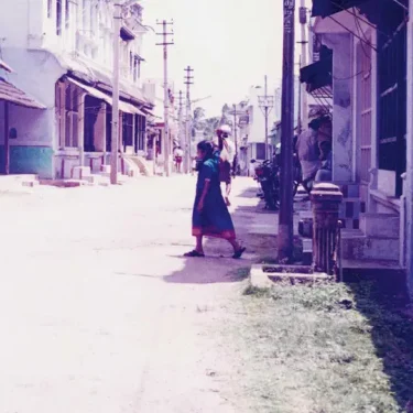 世界の不条理の中で、音楽に祈りを込める“現代最高の歌手”ガナーヴィヤの新譜『Nilam(土地)』