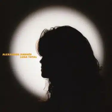 ミナス、ノルデスチ、ビートルズ、ジャズ、そして室内楽にスーパームーンの魔法を塗した驚異的傑作『Luar Total』