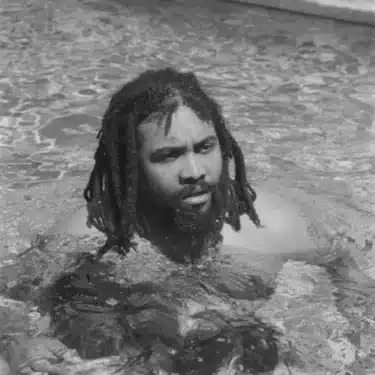 ストーリーテラーとしての魅力溢れるジャマイカ出身ベーシスト/SSWラッセル・ホール新譜